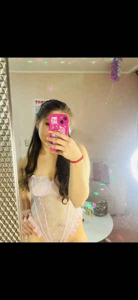 Hola soy Monserrat tengo 20 años soy juguetona y mamadora chilena recién debutando en este mundo 