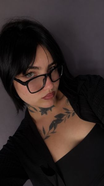 🖤 Soy Lola.

Morocha de pelo corto y ojos verdes. Una personalidad intensa, segura y con ese toque dark que no pasa desapercibido.

Me caracteriza mi actitud, mi presencia y la forma de hacer que cada experiencia se sienta diferente. Me gusta cuidar los detalles, conectar y brindar una experiencia sensorial enriquecida.

Si te atrae una mujer con carácter, misterio y mucha seguridad… quizás Lola sea exactamente lo que estabas buscando. ❤️‍🔥