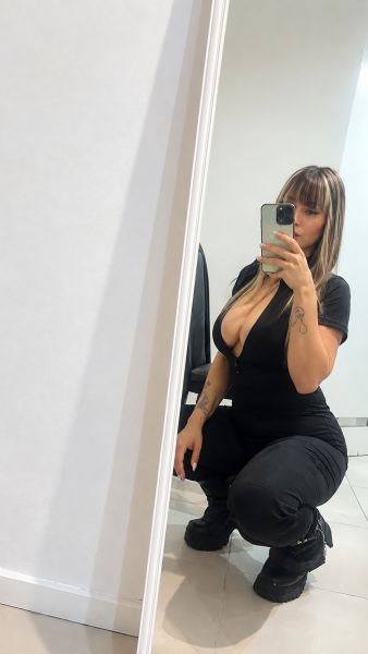 Hola soy Pamela una mujer sensual con una energía magnética, me gusta despertar deseo con cada mirada y cada gesto , disfruto de la buena compañía, ofrezco una experiencia discreta y cuidada , me gusta crear un ambiente único con naturalidad ❤️‍🔥 