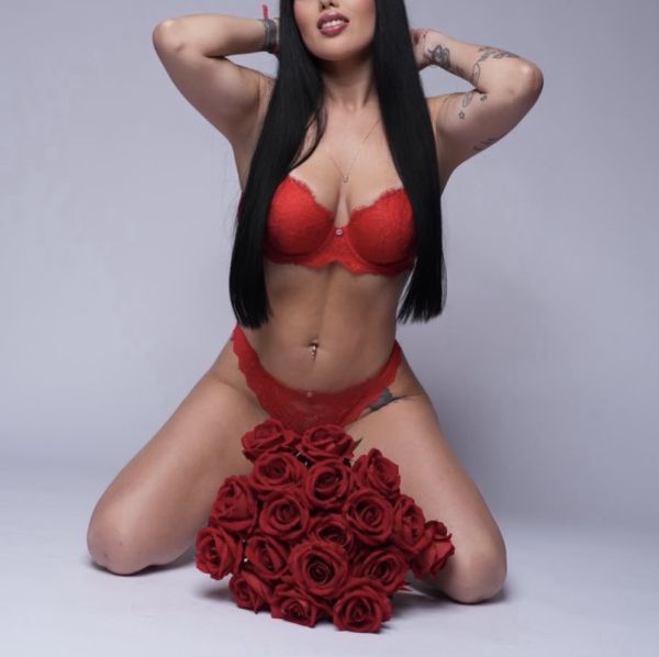 Hola, mi nombre es Lyra, estoy recien llegada de Brasil, soy muy cariñosa, complaciente y me gusta que ambos lo pasemos bien, por eso mi servicio es personalizado y nada mecanico. Conozcamonos!! Besos. Lyra