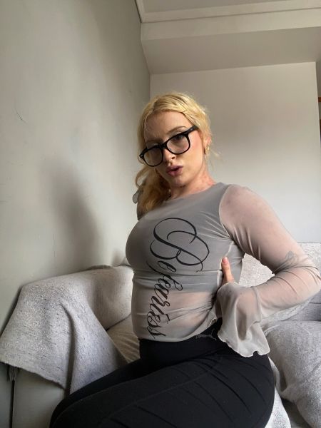 hola soy Noni, super sumisa y timida 🙈 tengo 22 años y mido 1,58