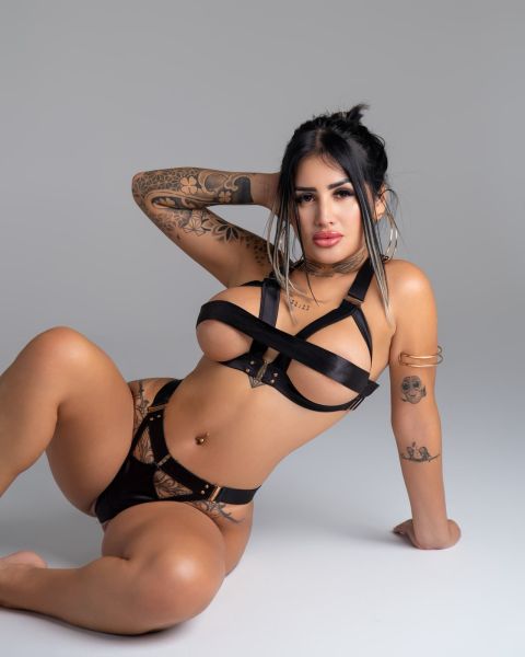 Bienvenidos , soy Bianca Una chica cautivadora y extrovertida, muy , delicada, cuerpo espectacular y curvas de impacto. Es un gusto para mi cumplir con los juegos de tu mente, te propongo disfrutar de una excelente compañía y de un buen trato...Te envolvere en un exquisito y único momento...Te espero en un ambiente relajante y muy discreto. Viviendo así un momento de máxima desconexión de tu estrés del día a día. Hago salidas por toda la ciudad
