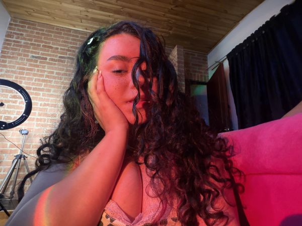 Tu rizada favorita, lista para complacer tus fantasías y deseos más especiales, tengo muchos servicios virtuales deliciosos, ven y escríbeme para deslecharte todito 😛