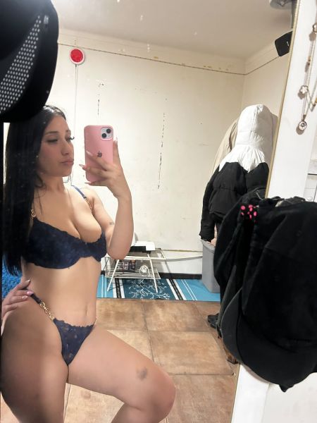 Hola soy emilia jovencita dulce simpática extrovertida experiencia única que te van a enamorar y con ganas de volver mis fotos son cien por ciento reales más linda en persona no pido adelantos tengo lugar espacio seguro y comodo