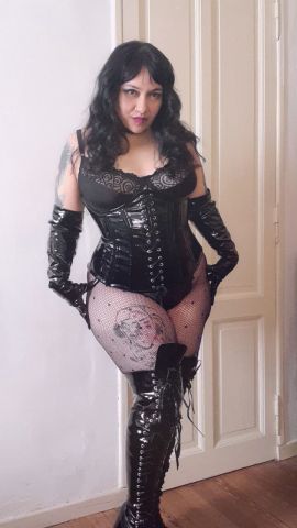 Nina Strange