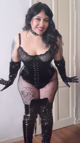 Nina Strange