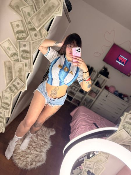 Reconocida y activa en redes sociales, con gran presencia también en OnlyFans. Amo mi trabajo y lo desarrollo siempre dentro de los límites que me hacen sentir cómoda.

Mi servicio es VIP y exclusivo, priorizando un trato de calidad, la discreción y la excelencia. Me caracterizo por ser muy higiénica, natural (sin cirugías), de piel clara y rubia.

Mi objetivo es brindar una experiencia única, cuidada y memorable.