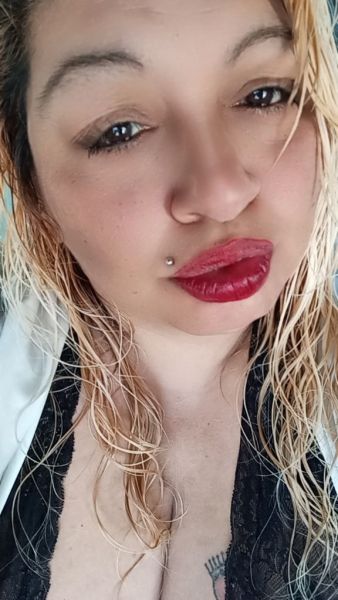 Hola amor soy nueva en la zona una morocha madura  de Lolas grandes muy complaciente, te invito a pasar un servicio completo muy placentero, te espero me encata me agan la cola y me agarren de los pelos y me den nalgadas ovio no a lo bruto me me fasina por la cola soy como Kiera y bien puta en la cama 

Tengo departamento,venta de contenido herotico,packs y videos .