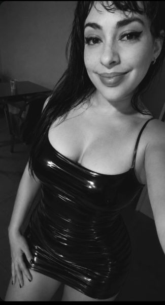 APASIONADA DE LO QUE HAGO DELICADA Y MUY PERRA EN LA CAMA, SERVICIO INIGUALABLE DE EXCELENCIA... SOY MAS DE EL ESTILO AMANTES ONDA PORNO, BUCAL BIEN BABOSO HASTA QUE EXPLOTES EN MI BOQUITA, ME ENCANTA QUE ME TOMES DE MI CINTURITA ME PONGAS EN CUATRO Y TE DELEITES MIENTRAS TE HAGO UN RICO TWERKING (MOVIMIENTO SENSUAL DE COLA) SOY ALTA Y EXUBERANTE NO "CHIQUITITA" NI PETISA. TENGO UNA PIEL BLANQUITA SUAVECITA QUE TE VA ENCANTAR, MUY CUIDADA EN MI ASPECTO .
ME MANEJO CON TURNOS PARA MAS COMODIDAD Y SOBRE TODO DISCRECION PARA AMBOS, NO PIDO PAGO POR ADELANTADO. 
HAGO TODO CON PRESERVATIVO DE PRINCIPIO A FIN !!!!! 
SI TE GUSTA MI PROPUESTA CONTACTAME ❤🔥
