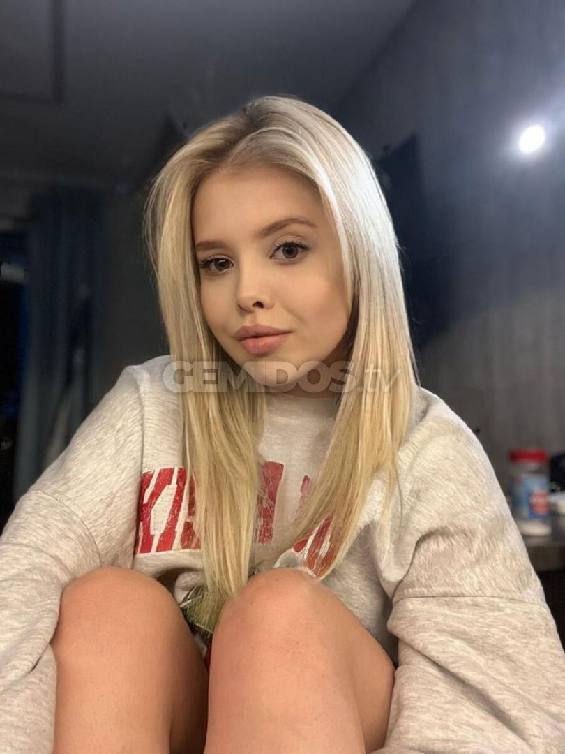 Young Anna 19 years