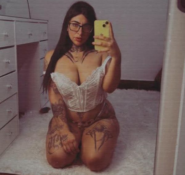 ✨ Hola, soy Nicole ✨
Una mujer apasionada, sensual y discreta, lista para brindarte una experiencia única e inolvidable.
Me destaco por mi elegancia, mi actitud positiva y una energía que te hará sentir completamente a gusto desde el primer momento.

💋 ¿Qué puedo ofrecerte?
Un encuentro donde la complicidad, el respeto y el placer van de la mano. Me encanta crear un ambiente relajado, con charlas interesantes, caricias lentas y mucha conexión.

💄 Siempre prolija, perfumada y vestida para la ocasión.
📍 Atención en hotel o domicilio (zona a convenir).
⏱ Disponibilidad: diurna y nocturna (consultar por turnos especiales).
📷 Fotos 100% reales.

✨ Soy tu escape perfecto de la rutina. No dudes en escribirme, estoy para complacerte…

