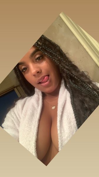 Morenita sexy y muy calentita dispuesta a sacar tu lechita con lo mejor en servicios virtuales videollamadas contenido cosas con amigas fetiches y mas,me encanta tocarme utilizar mis juguetes Pero sobretodo complacer en todo momento, contactame para tu rico entrenamiento  SOLO SERVICIOS VIRTUALES 😋💦🔥