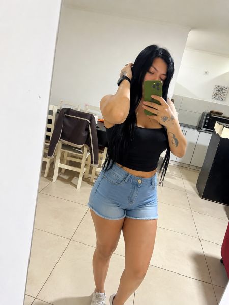 Hola mis amores soy Yeimy ' soy un bombón por dónde me mires,tengo una atención completa,sexo horal,vaginal y colita hago masajes doy besos ricos, tríos.. garganta profunda,todo con la mejor buena onda!Te espero para el mejor de los encuentros..!
