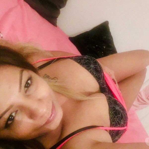 Escorts Adele in UK