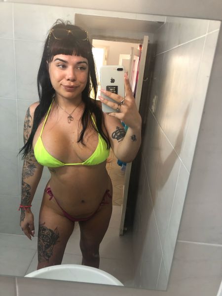 Mi nombre es beluu TENGO 24 añitos Soy una nena trans super versatill 

TAMBIEN SERVICIOS VIRTUALES Venta de contenido, video llamadas y tengo un canal vip de telegram por mes 🤍