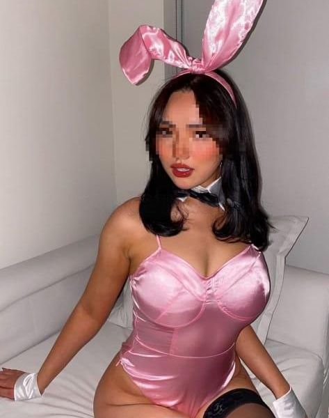 Escorts Amina in Paris