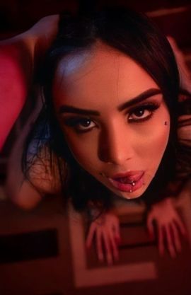 Tifany Santos – Hotel/Motel