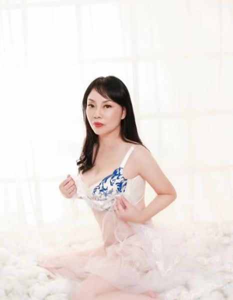 Escorts Lucy in Riyadh