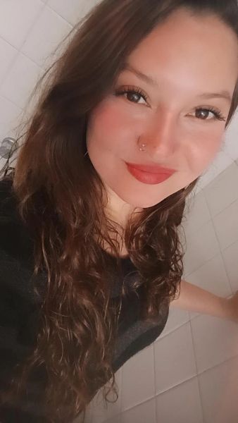 Hola mis amores soy dulce un bomboncito por donde me mires!! Veni a probar una conchita estrechita deliciosa de verdad!!! Doy unos orales que te van a volver loco!!  Soy una profesional con la garganta profunda y también muyyy morbosa hago fetiches dominación, adoración de pies 👣,lluvias doradas ... Me encanta la pija. Y TODO lo que ves en las fotos es real y natural.. estas tetas esperan una rica lengua y con el culo bien duro y hermoso que tengo te dejo seco !!!!! Estoy disponible todos los días . Probame! Que estoy toda rica 😉😊 