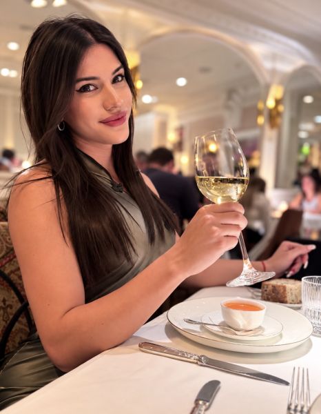 Soy Roxy, 23 años, tu muñequita más traviesa 🎀.
Un cuerpo completamente natural y femenino que espera por tus manos ✨. Mi perfume es dulce y suave 🍭🌸, como mi piel… te vas a volver adicto a mi aroma y a mi forma de hacerte perder el control 🔥.

Puedo ser tierna, dulce e inocente 🧸💋… pero cuando la pasión me enciende me vuelvo una diabla 😈 dispuesta a darte todo el placer. Soy activa y pasiva ♀️♂️: me gusta dominar 💦 y también dejarme llevar, jugar con tu deseo y llevarte a un servicio completo, intenso y sin descanso 🍒.

Solo recibo a caballeros generosos, de nivel y respetuosos 🤵, en mi espacio privado, cuidado y reservado 🏩. Todo con la máxima higiene 🧼, discreción 🤫 y siempre con protección ✅.

Y si lo que buscás es calentar tu imaginación 💻🔥, también te ofrezco experiencias virtuales que te van a dejar pidiendo más 💭💦.