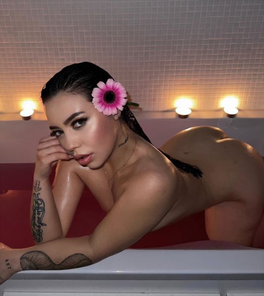 Hola, soy una joven acompañante con un cuerpo natural increíble, aunque mi cuerpo no es lo mejor de mí, tras la puerta encontrarás unos preciosos ojos con destellos de picardía, que piden a gritos momentos de lujuria, junto a mis bellos labios, esos que nunca se cansarán de besarte y rozar tu piel, encontrarás una sonrisa invitándote a comenzar el mejor momento de tu vida.

Sin duda, soy tu mayor tentación para pasarlo bien y compartir una cita llena de pasión y placer, soy una joven muy pícara y juguetona, no tengo límites, puedes imaginar mis perfectas proporciones, mi cuerpo bien cuidado y mi saber estar, en la intimidad, superaré todas tus expectativas y quedarás enamorado..... llamame si te atreves.......
