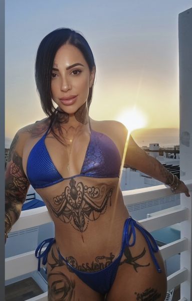 Me llamo Genesis Onassis tu chica tatuada, exótica y con clase! Dispuesta para ti tu actriz porno tu fantasía hecha realidad, soy un complemento de elegancia, sensualidad, morbo y lujuría. Llámame no te arrepentirás fotos 100% reales