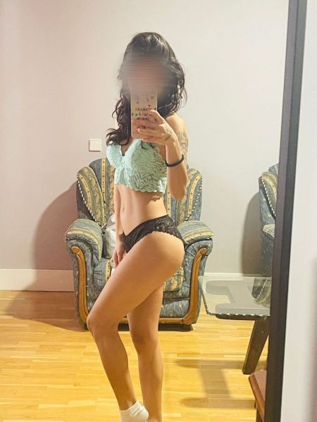 🥰✨🌸Hola cielo🩵 soy natural y 100% real, de 18 añitos super divertida y risueña 😘 soy blanquita de piel y con el pelo negro y ojos claros🩵  soy extrovertida😊
vivo en Madrid soy muy cariñosa y dulce,😚 me gusta pasarlo bien 😊 con gente amable, te invito a que me conozcas 🫶🏻 y vas a ver qué nos vamos a gustar mucho ✨