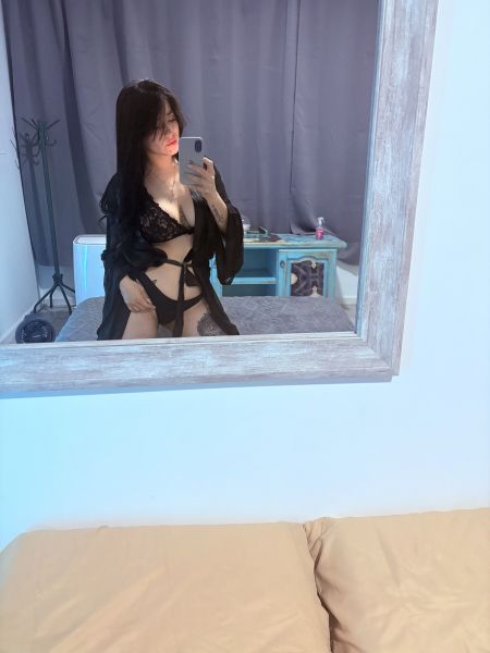 Tengo 30 años… 
Soy tés, blanca.. mido 1,60 tengo cabello oscuro largo tatuajes en mi cuerpo algunos… soy simpática…
