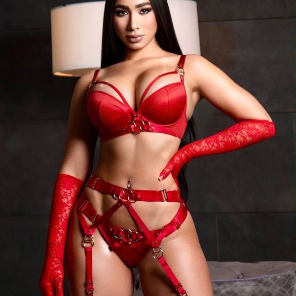Hola cielo… soy  una mezcla de dulzura y fuego que te va a encantar. Discreta por fuera, pero muy traviesa cuando se cierra la puerta 😈. Me gusta complacer, provocar y dejarte con esa sonrisa que no se borra.

Te ofrezco momentos reales, con besos, piel, caricias y mucho deseo. Me encanta el juego lento, la conexión intensa y el placer sin límites.

Estoy en Sagrada Familia, con la mente sucia y el cuerpo listo para ti…
¿Nos perdemos un rato juntos? 💋🔥
