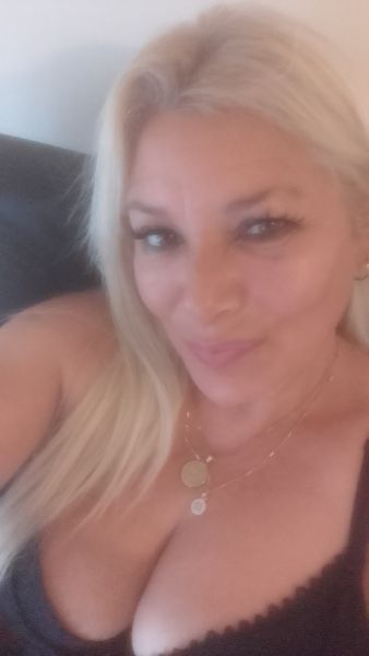 Vayamos conociendonos 
Soy una exclusiva escort de nivel te brindo los mejores masajes reales profesionales  y luego terminamos con un buen oral vaginal estoy dispuesta a complacerte en lo q me pidas para que experimentes conmigo  lo que es estar con una verdadera mujer vení a conocerme no te vas arrepentir 