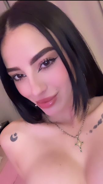Soy Eva, una joven hermosa, elegante y muy relajada, amante del buen sexo, de mente abierta y hoy desperté con muchas ganas de hacerlo rico, una y otra vez. Quiero entregarte mi cuerpo, mi piel suavecita será toda tuya, mis pechos, todo para ti... Si buscas una experiencia realmente sensual, llena de pasión, conexión y placer sin prisas... Estoy aquí para cumplir tus fantasías 💋