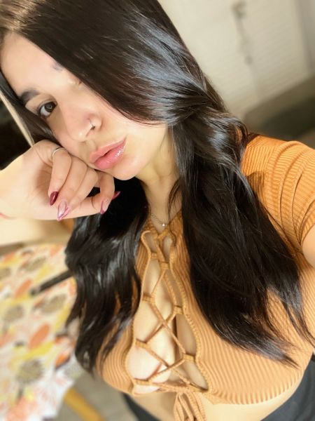 Dulce por fuera, atrevida por dentro. Sé exactamente cómo hacerte perder la noción del tiempo.😋🤯😈🥰

No atiendo llamadas y los turnos son con mínimo una hora de anticipación.🫠
