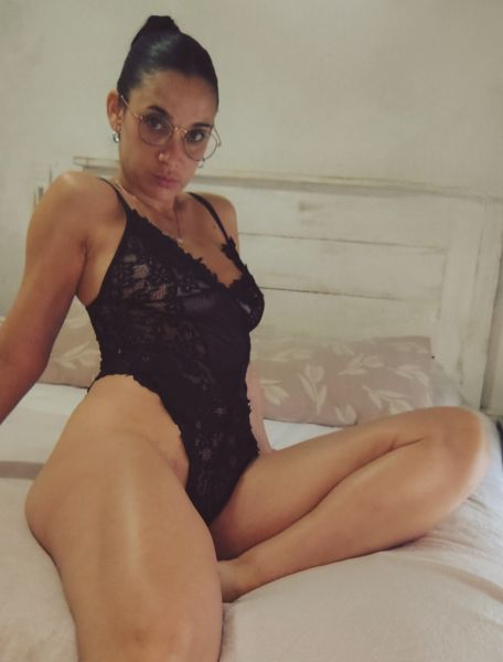 Hola amor! 
Soy tierna, cariñosa, dulce, juguetona, voz de niña pero me gustar que me hagan y hacer arder...🔥
y cuando eso pasa puedo ser otra....
Jugamos?
❌SOLO VIRTUAL!!!!!❌

