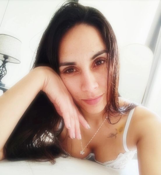 Hola mi amor soy Francisca, una scort Chilena muy encantadora. Con mis curvas y mi sensualidad vas a quedar loco. Te invito a pasar una rica velada y disfrutar de los placeres del sexo. Mis servicios son de polola caliente incluye distintas posiciones, sexo oral mutuo, sexo vaginal con preservativo, contactos ilimitados en la hora y americana corporal."

"Hago servicios adicionales, si tienes algo en mente solo preguntame."
