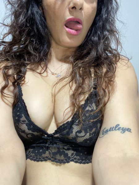 No prometo portarme bien.
Solo prometo mirarte como si supiera exactamente qué te gusta…
y sonreír antes de hacerlo.🔥🥵😋💦
No levanto la voz, levanto miradas.
No persigo, atraigo.
Y cuando me deseás… ya es tarde para escapar.🤫🔥🥵💦