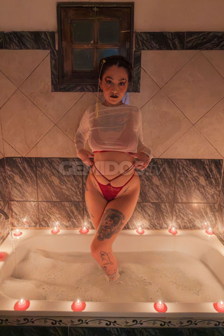 Cristal Low