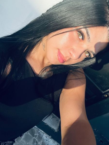 hola amor,soy una chica dulce,tierna y femenina,completamente natural y muy bonita,me encanta disfrutar y cumplir fantasías,me encanta llevarte al límite y al placer,conmigo se siente distinto,intenso y inolvidable!!🥵🔥
